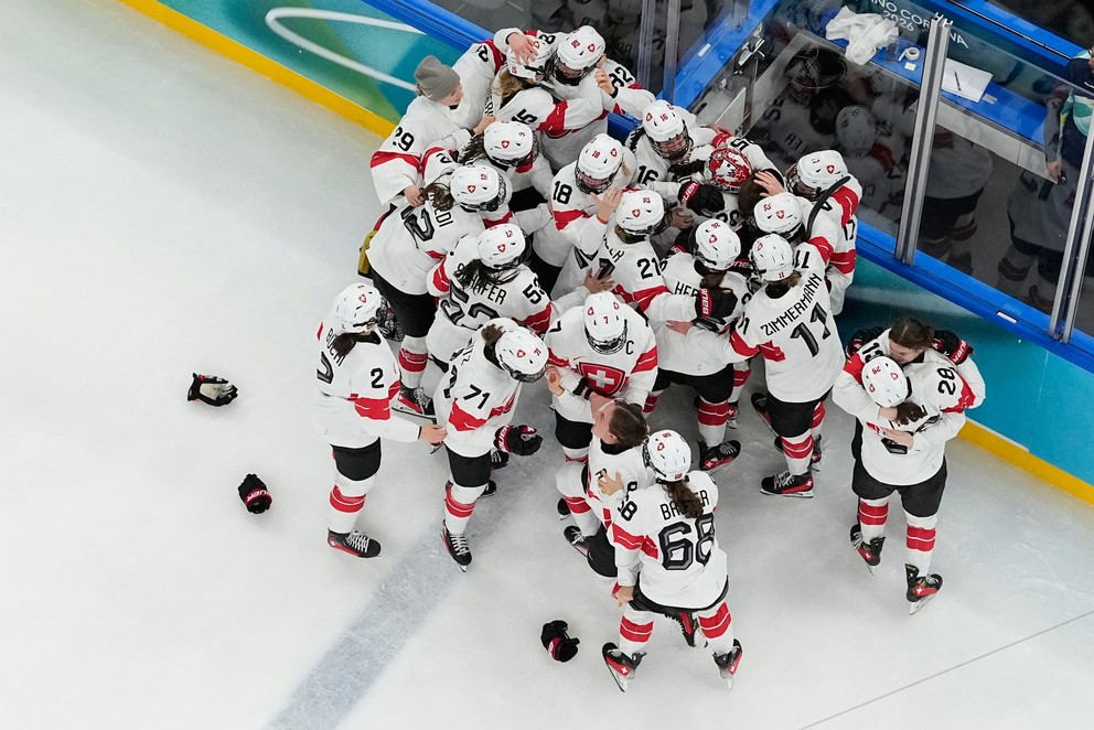 Hráčky Švajčiarska oslavujú bronz na ZOH 2026.