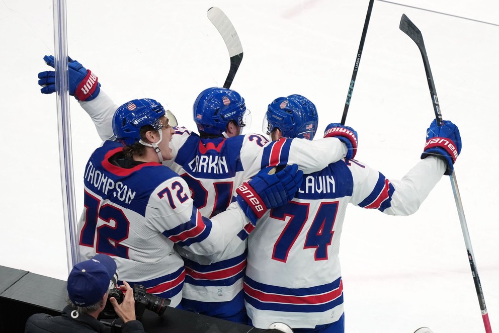 Hráči USA Tage Thompson, Dylan Larkin a Jaccob Slavin.