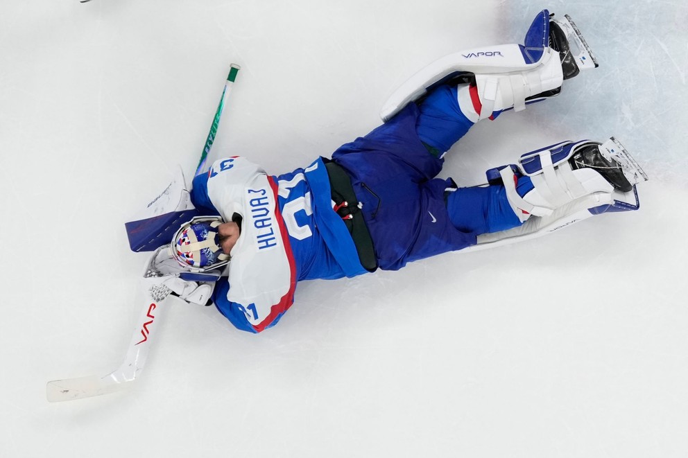 Samuel Hlavaj v zápase USA - Slovensko v semifinále ZOH 2026.