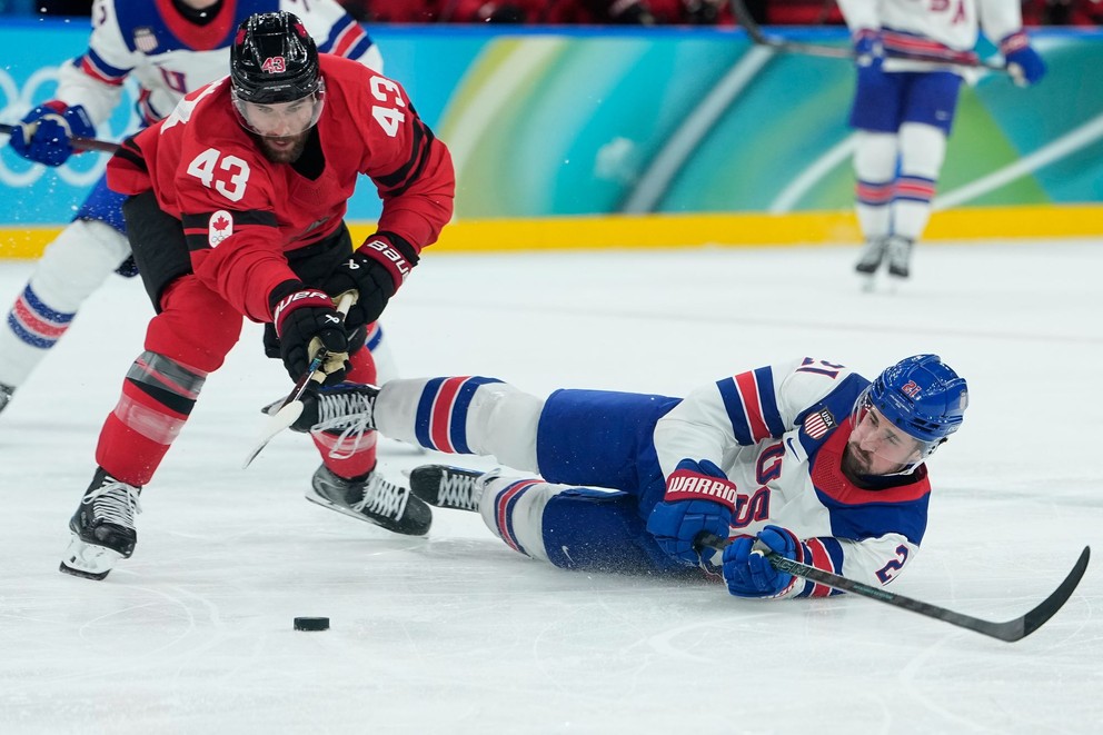 Tom Wilson a Dylan Larkin počas finále ZOH 2026.