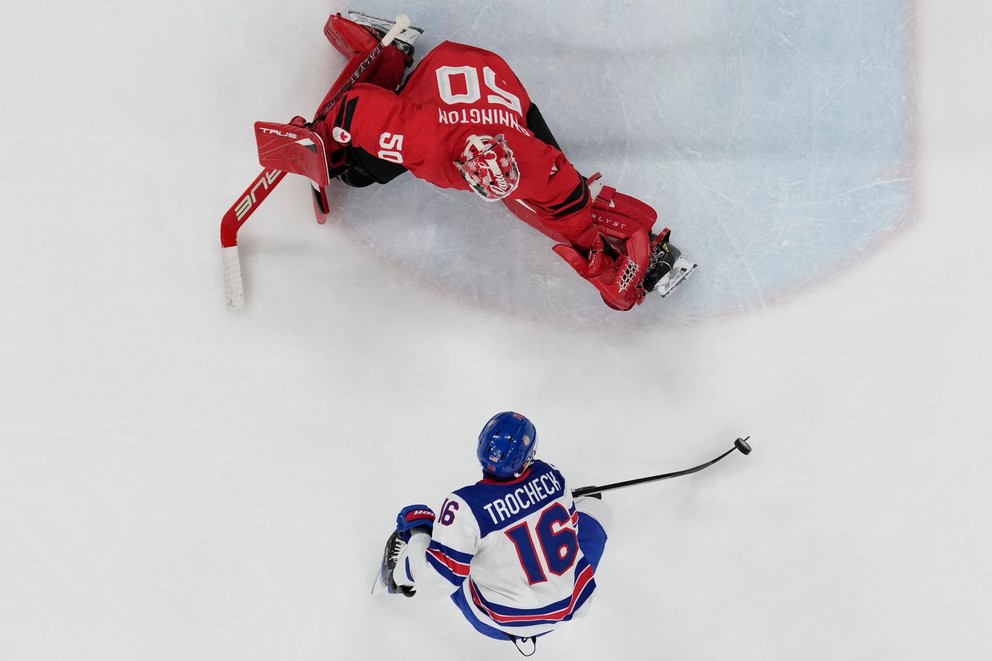 Vincent Trocheck z USA a brankár Kanady Jordan Binnington počas finále ZOH 2026.