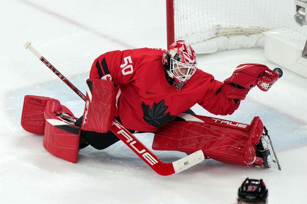 Jordan Binnington počas ZOH 2026 v drese Kanady. 