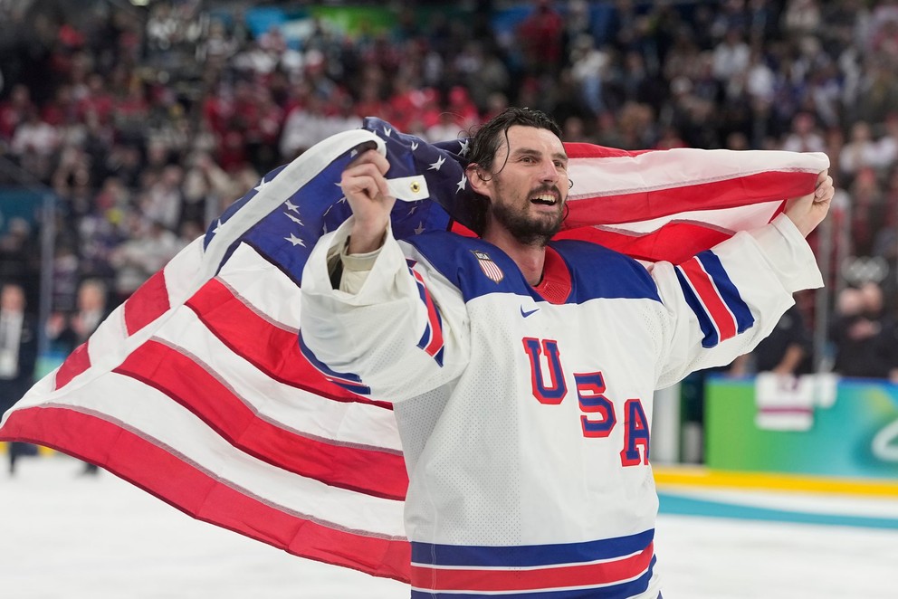 Connor Hellebuyck po výhre olympijského zlata v drese USA.