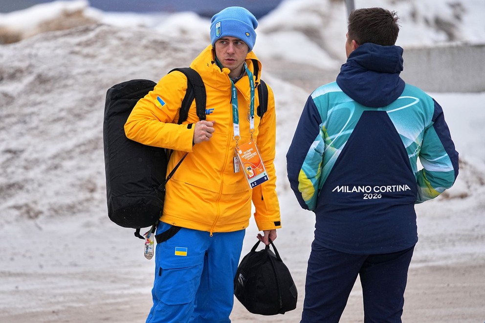 Ukrajinský skeletonista Vladislav Heraskevič opúšťa olympijskú dedinu na ZOH 2026.