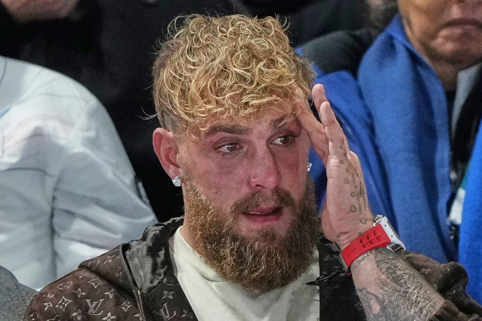 Jake Paul plače v hľadisku po víťazstve snúbenice Jutty  Leerdamovej v pretekoch na 1000 m. 