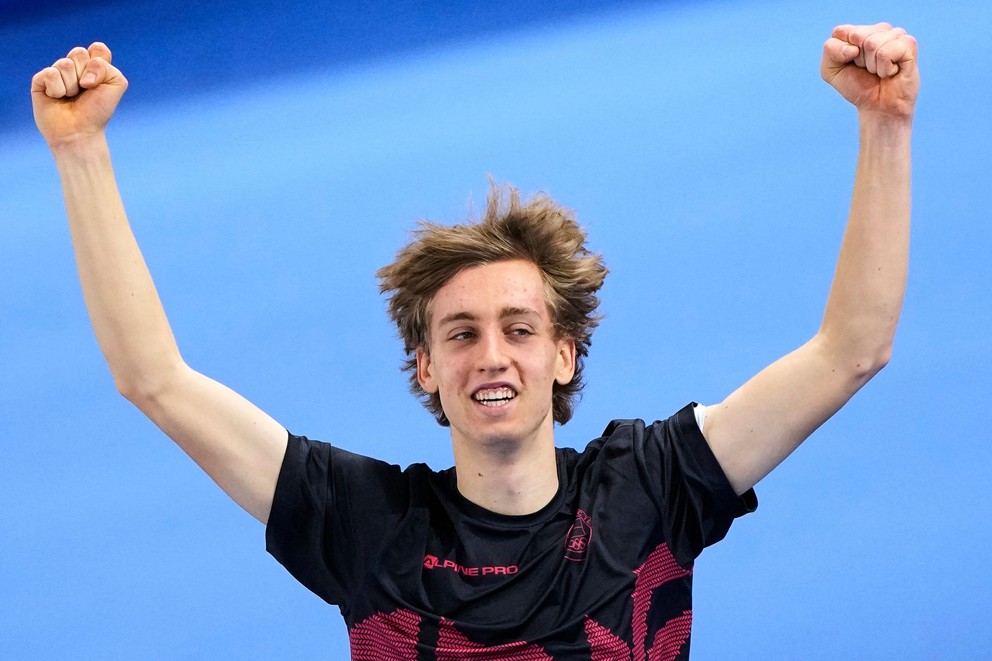 Metoděj Jílek sa teší zo zlatej medaily. 