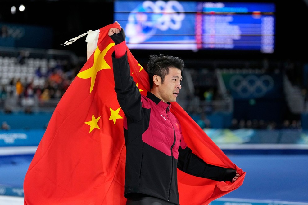 Ning Čung-jen oslavuje zlato na ZOH 2026.