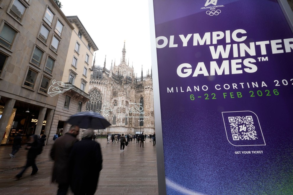Na archívnej snímke z 28. januára 2026 ľudia kráčajú okolo gotickej katedrály Duomo v Miláne. ZOH 2026 budú prvou zimnou olympiádou, ktorú budú oficiálne hostiť dve mestá - Miláno a Cortina d'Ampezzo.
