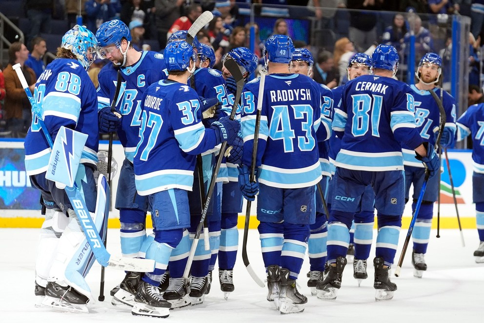 Slovenský obranca Erik Černák (81) z Tampy Bay Lighting sa teší so spoluhráčmi po víťazstve v zápase.