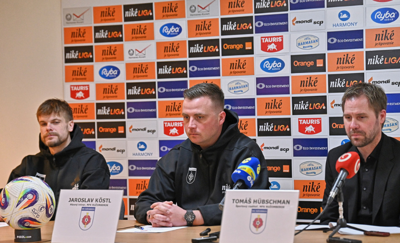 Kapitán mužstva Jan Hladík (vľavo), tréner Jaroslav Köstl (v strede) a športový riaditeľ Tomáš Hübschman.