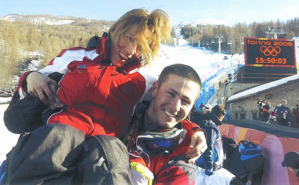 Radoslav Židek sa teší zo striebornej medaily na ZOH 2006 s trénerkou Janou Šeďovou.