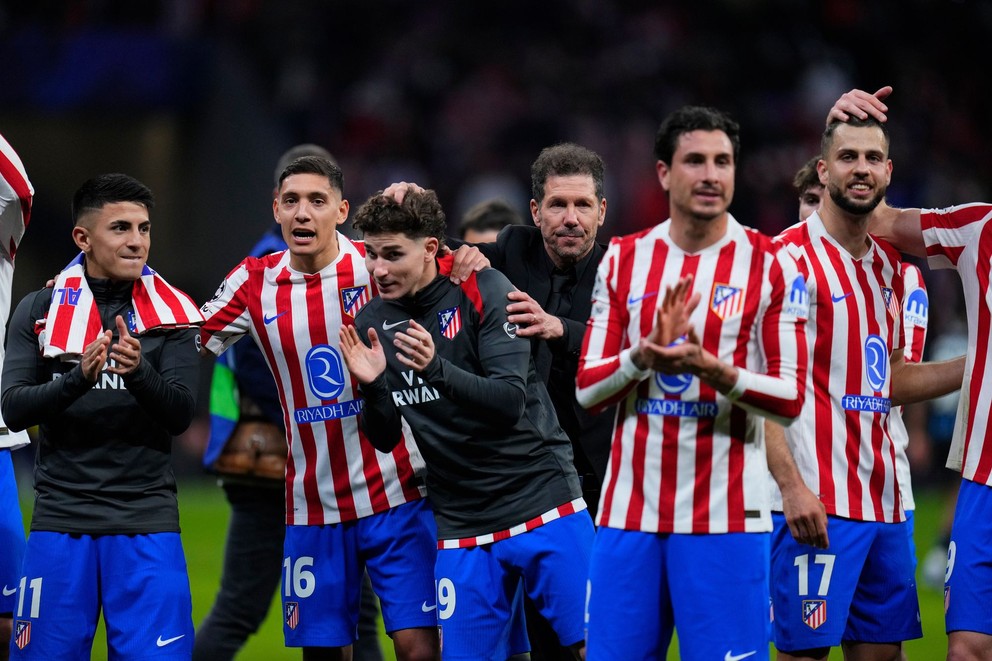 Slovenský futbalista v drese Atlética Madrid Dávid Hancko (vpravo) sa teší so spoluhráčmi.