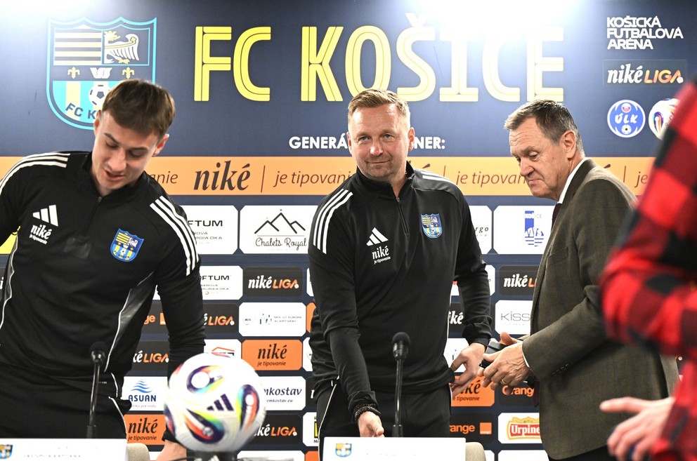 Na snímke zľava zástupca kapitána FC Košice Dominik Kružliak, tréner FC Košice Peter Černák a športový riaditeľ FC Košice Terry Westley.