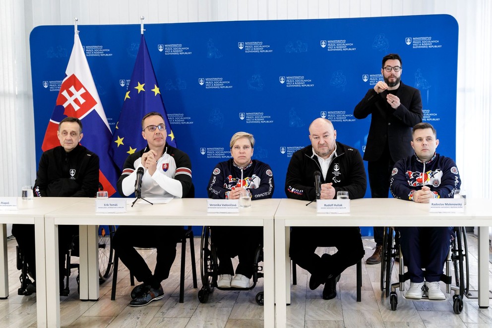 Na snímke zľava predseda Slovenského paralympijského výboru Ján Riapoš, minister práce, sociálnych vecí a rodiny SR Erik Tomáš (Hlas-SD), paralympijská reprezentantka v športovej streľbe Veronika Vadovičová, minister cestovného ruchu a športu SR Rudolf Huliak (nezávislý) a paralympijský reprezentant v športovej streľbe Radoslav Malenovský.
