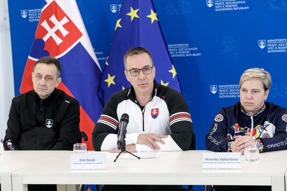 Na snímke zľava predseda Slovenského paralympijského výboru Ján Riapoš, minister práce, sociálnych vecí a rodiny SR Erik Tomáš (Hlas-SD) a paralympijská reprezentantka v športovej streľbe Veronika Vadovičová.