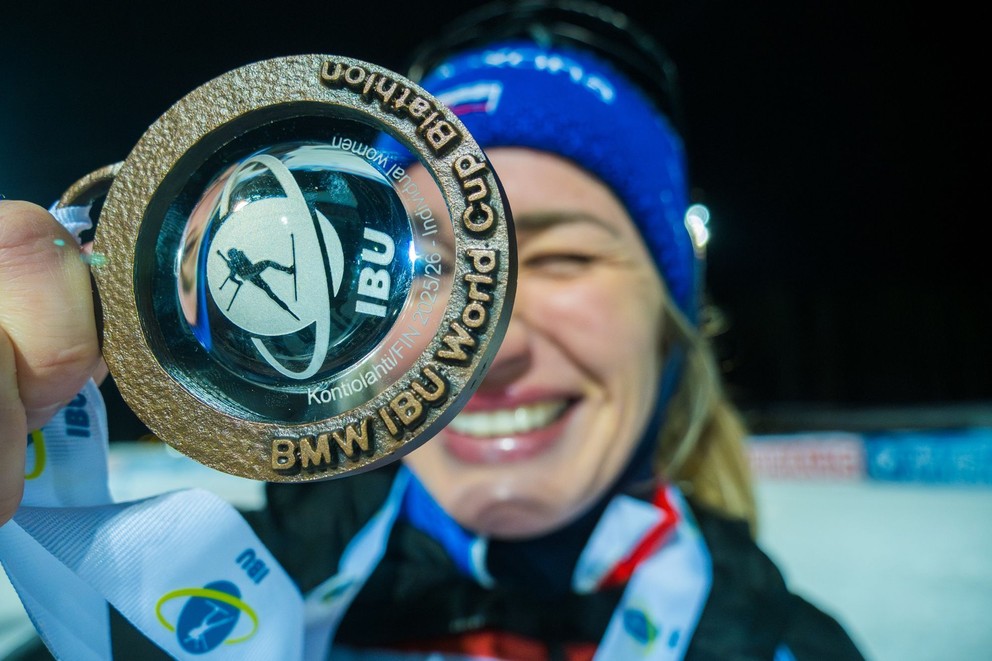 Paulína Bátovská Fialková sa raduje zo zisku bronzovej medaily po vytrvalostných pretekoch na 15 km na podujatí Svetového pohára vo fínskom Kontiolahti.