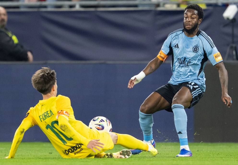 Na snímke sprava Sandro Cruz (Slovan) a Andrei Florea (Žilina) vo futbalovom zápase 2. kola nadstavby Niké ligy o titul medzi ŠK Slovan Bratislava - MŠK Žilina v nedeľu 15. marca 2026 v Bratislave.