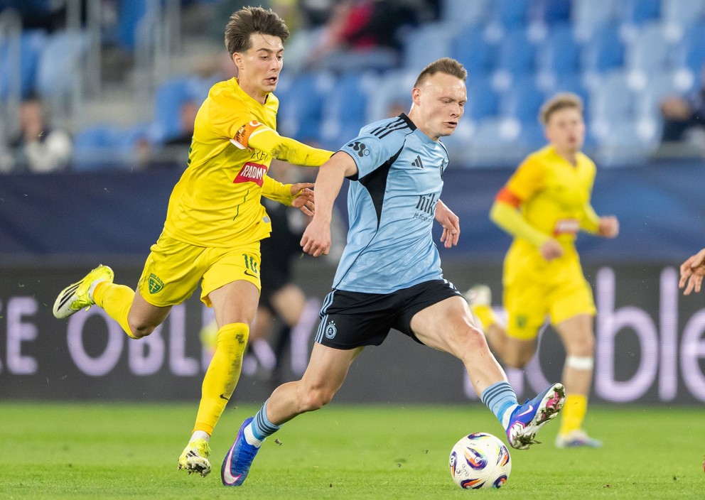 Na snímke sprava Nino Marcelli (Slovan) a Andrei Florea (Žilina) vo futbalovom zápase 2. kola nadstavby Niké ligy o titul medzi ŠK Slovan Bratislava - MŠK Žilina v nedeľu 15. marca 2026 v Bratislave.