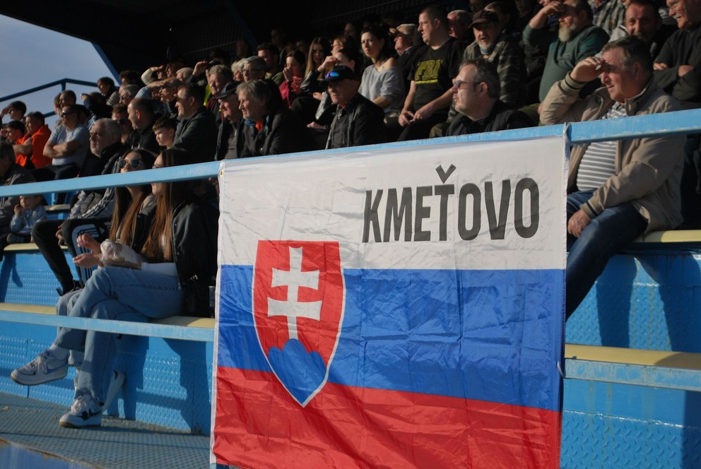 Kmeťovo má iba 800 obyvateľov, na zápas proti Trsticiam prišlo 350 divákov.
