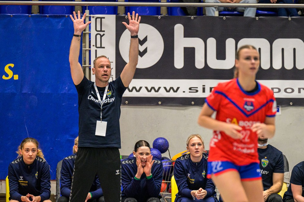 vľavo hlavný tréner Michaloviec Maroš Vikartovský