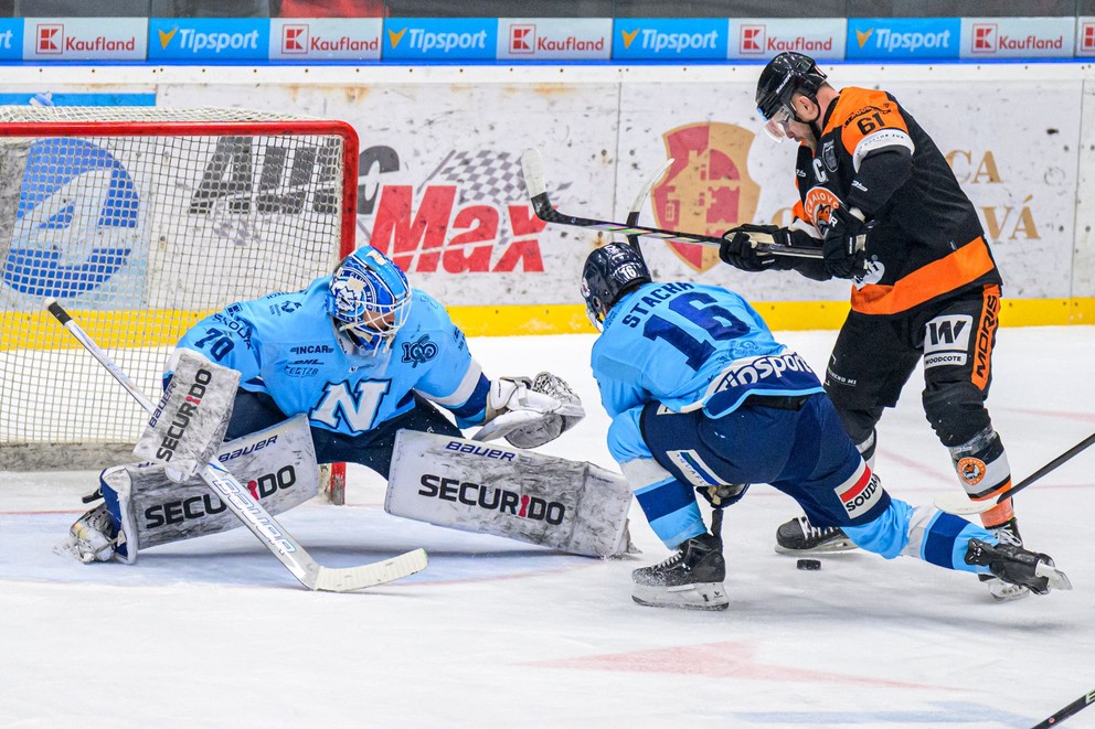 Marek Bartánus (vpravo) počas štvrťfinále play-off hokejovej Tipsport extraligy HK Dukla Michalovce - HK Nitra.