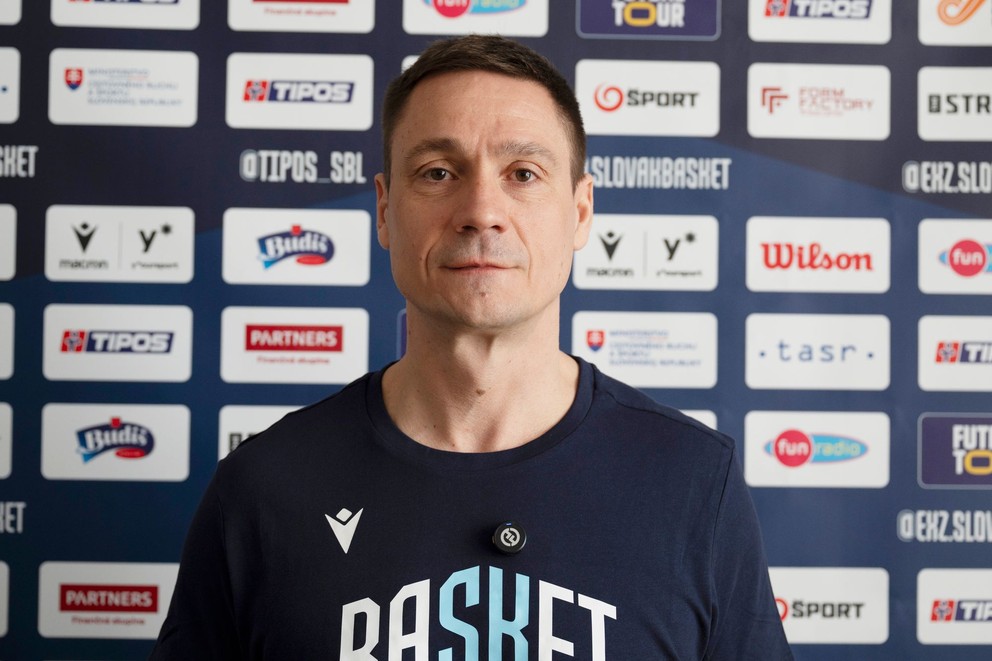 Na snímke tréner slovenskej ženskej basketbalovej reprezentácie Martin Pospíšil rozpráva počas zrazu slovenskej ženskej basketbalovej reprezentácie.