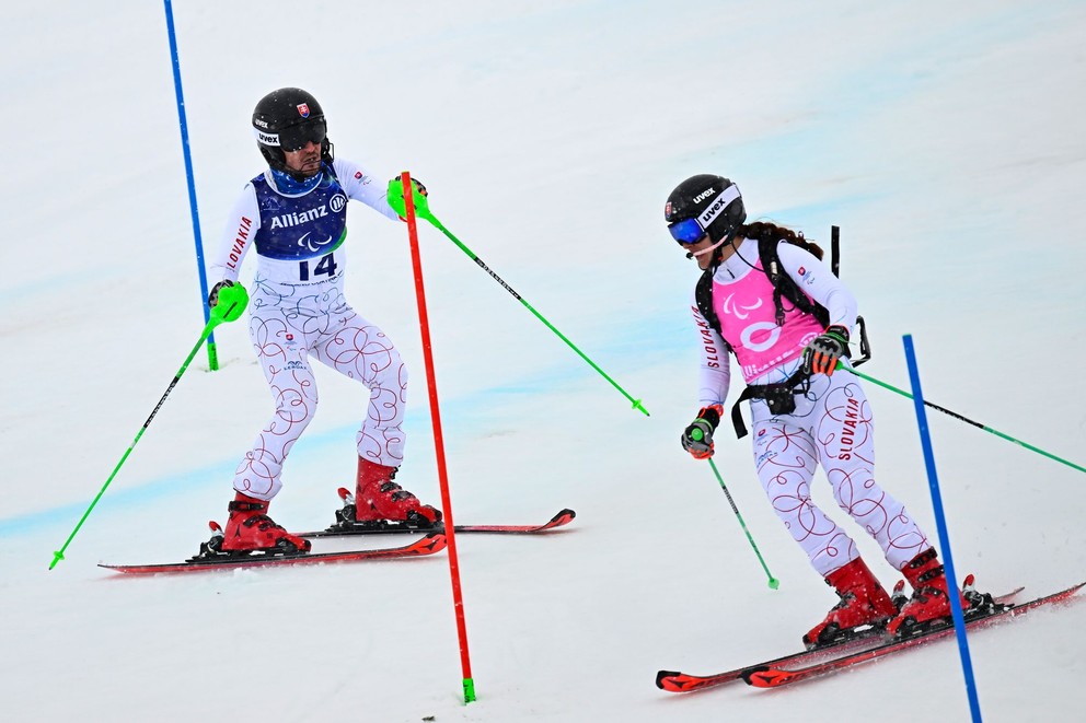 Na snímke vľavo slovenský paralpský lyžiar Marek Kubačka s navádzačkou Máriou Zaťovičovou.