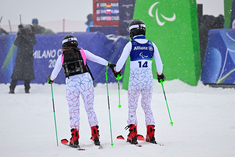 Na snímke vpravo slovenský paralpský lyžiar Marek Kubačka s navádzačkou Máriou Zaťovičovou.