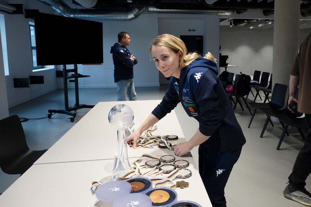 Slovenská paraalpská lyžiarka Alexandra Rexová reaguje počas tlačovej konferencie.