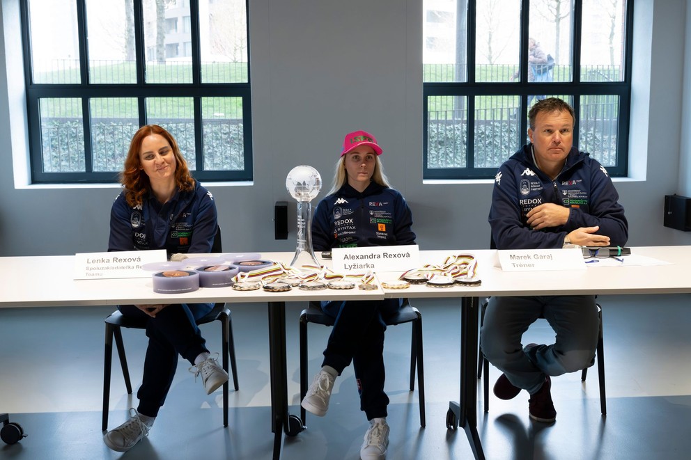 Na snímke zľava spoluzakladateľka tímu "REXA Team" Lenka Rexová, slovenská paraalpská lyžiarka Alexandra Rexová a jej tréner Marek Garaj reagujú počas tlačovej konferencie.