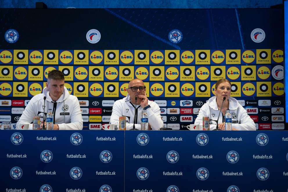 Asistent hlavného trénera Pavol Farkaš, tréner slovenskej futbalovej reprezentácie Francesco Calzona a media manažérka slovenskej futbalovej reprezentácie Monika Jurigová.