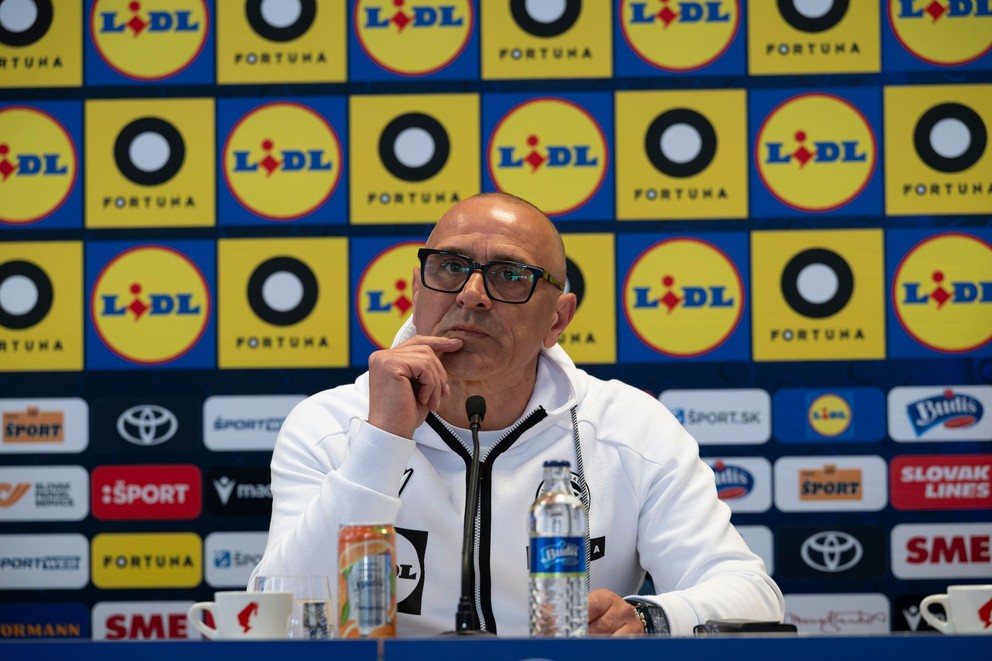 Francesco Calzona počas nominačnej tlačovej konferencie. 