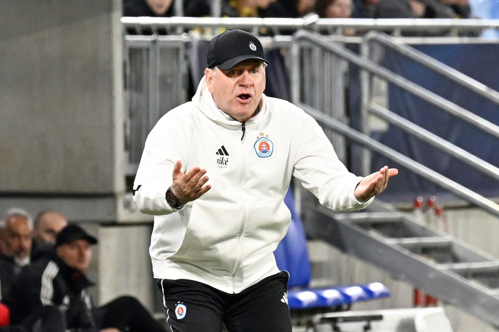 Na snímke tréner Slovana Vladimír Weiss st. reaguje v 3. kole nadstavbovej časti Niké ligy skupiny o titul ŠK Slovan Bratislava - FK Železiarne.
