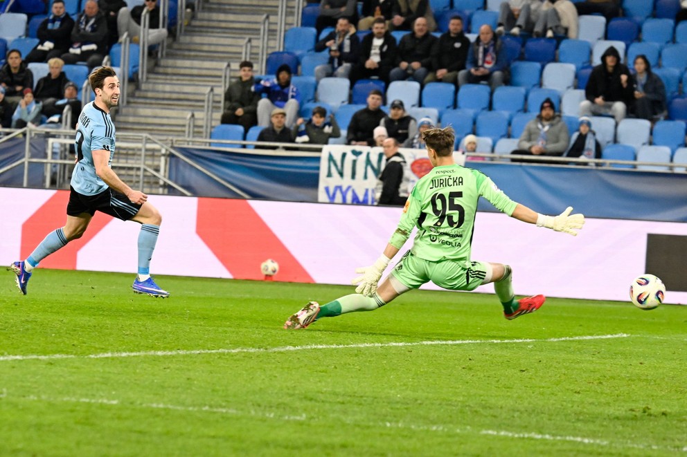 Na snímke vľavo Andraž Šporar (Slovan) strieľa druhý gól brankárovi Podbrezovej Matejovi Juričkovi (vpravo) v 3. kole nadstavbovej časti Niké ligy skupiny o titul ŠK Slovan Bratislava - FK Železiarne Podbrezová.