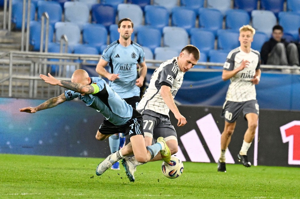 Na snímke vľavo Vladimír Weiss ml. (Slovan) a vpravo Peter Kováčik (Podbrezová) v 3. kole nadstavbovej časti Niké ligy skupiny o titul ŠK Slovan Bratislava - FK Železiarne Podbrezová 22. marca 2026 v Bratislave.