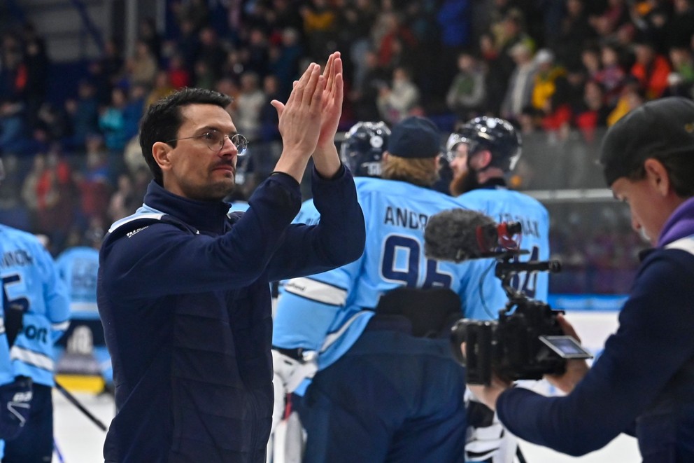Na snímke tréner Slovana Brad Tapper sa raduje po štvrtom zápase štvrťfinále play off hokejovej Tipsport ligy HK 32 Liptovský Mikuláš - HC Slovan Bratislava.