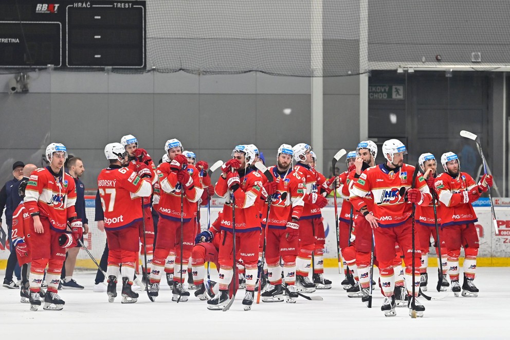 Smútok hráčov Liptovského Mikuláša po štvrtom zápase štvrťfinále play-off so Slovanom Bratislava.