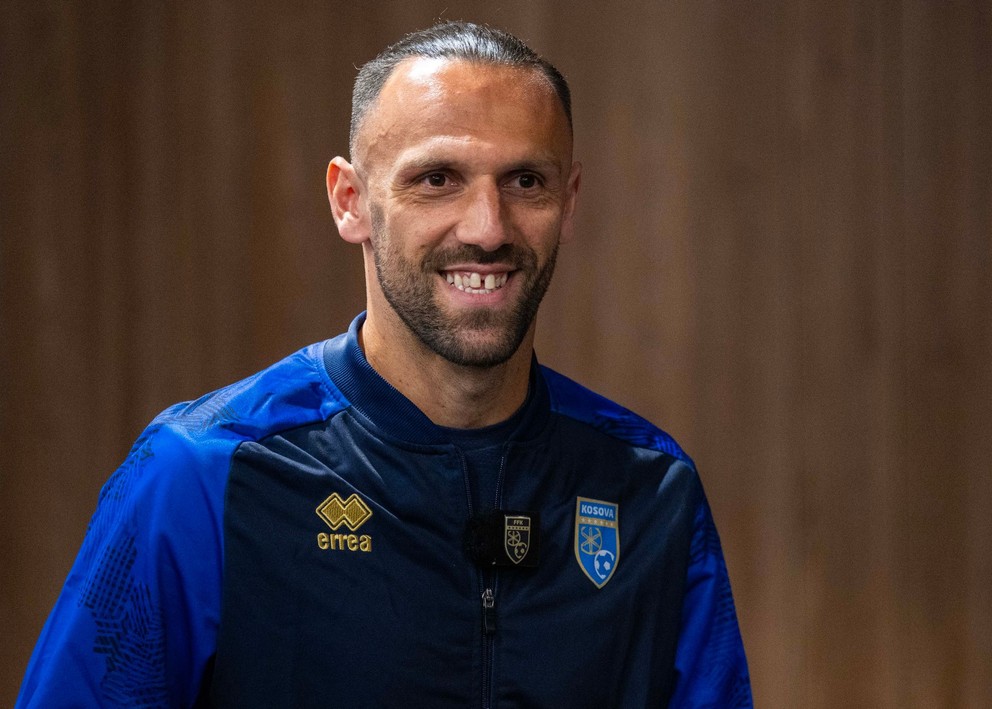 Na snímke kosovský futbalista Vedat Muriqi počas tlačovej konferencie.