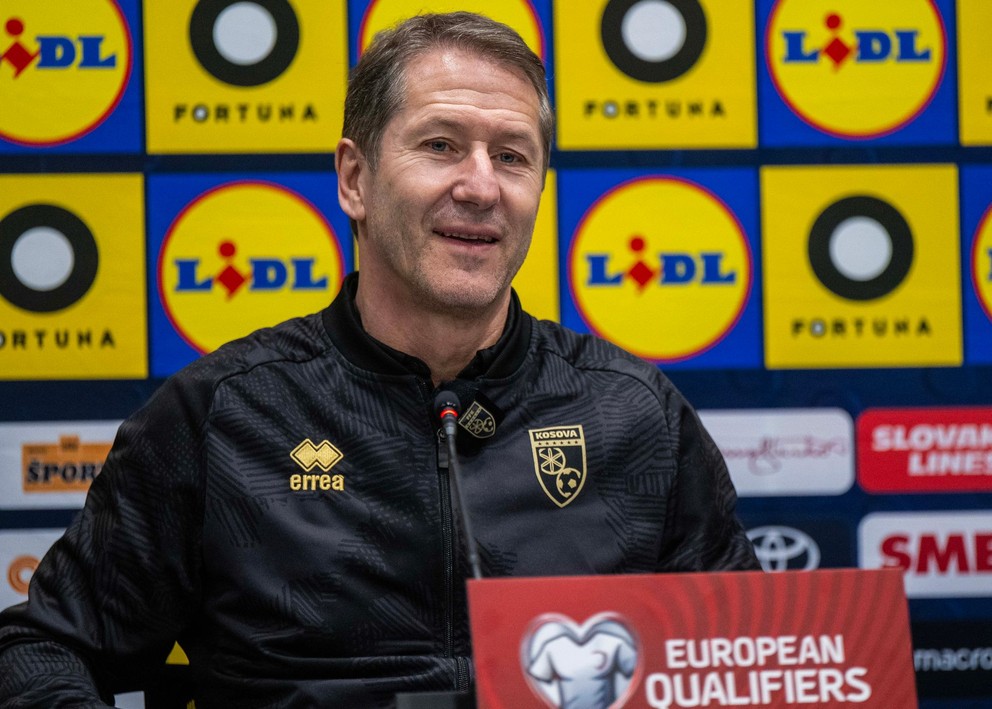 Na snímke tréner Kosova Franco Foda počas tlačovej konferencie.
