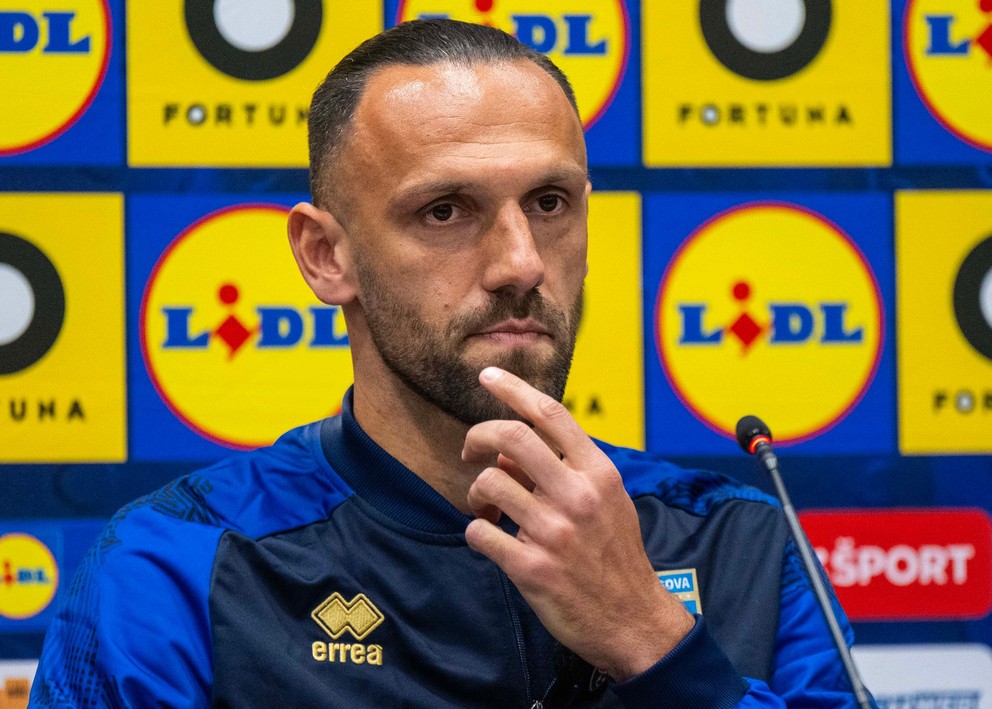 Na snímke kosovský futbalista Vedat Muriqi počas tlačovej konferencie.