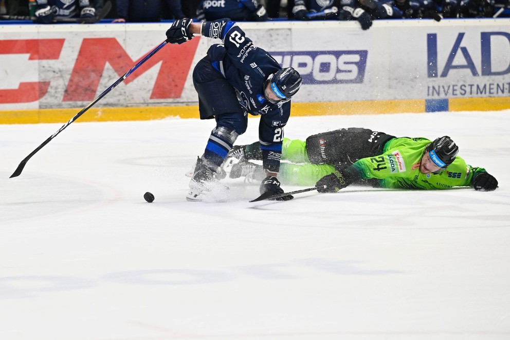 Na snímke vľavo Michael Vandas (Poprad) a Marek Korenčík (Žilina) v šiestom zápase štvrťfinále play off hokejovej Tipsport ligy HK Poprad - Vlci Žilina.