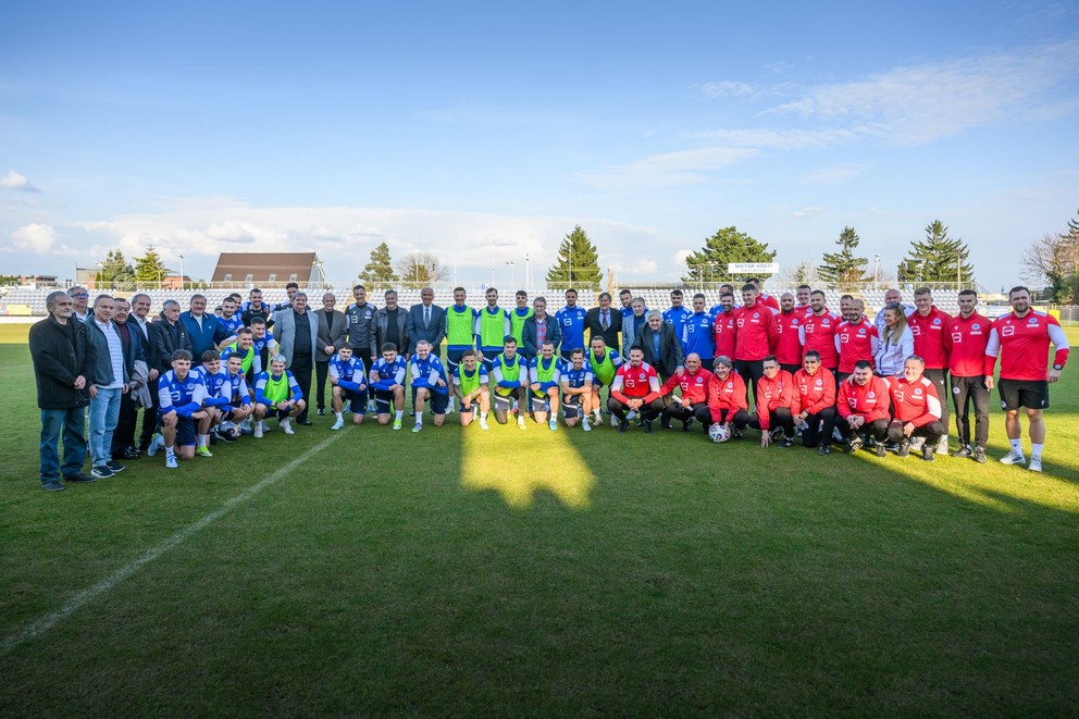 Slovenskí futbaloví reprezentanti a futbalisti z ME 1976 v Belehrade pózujú na spoločnej fotografii