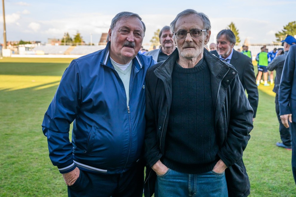 Na snímke zľava Antonín Panenka a Marián Masný, zlatí medailista z ME vo futbale z roku 1976, pózujú v Senci v pondelok 23. marca 2026. 