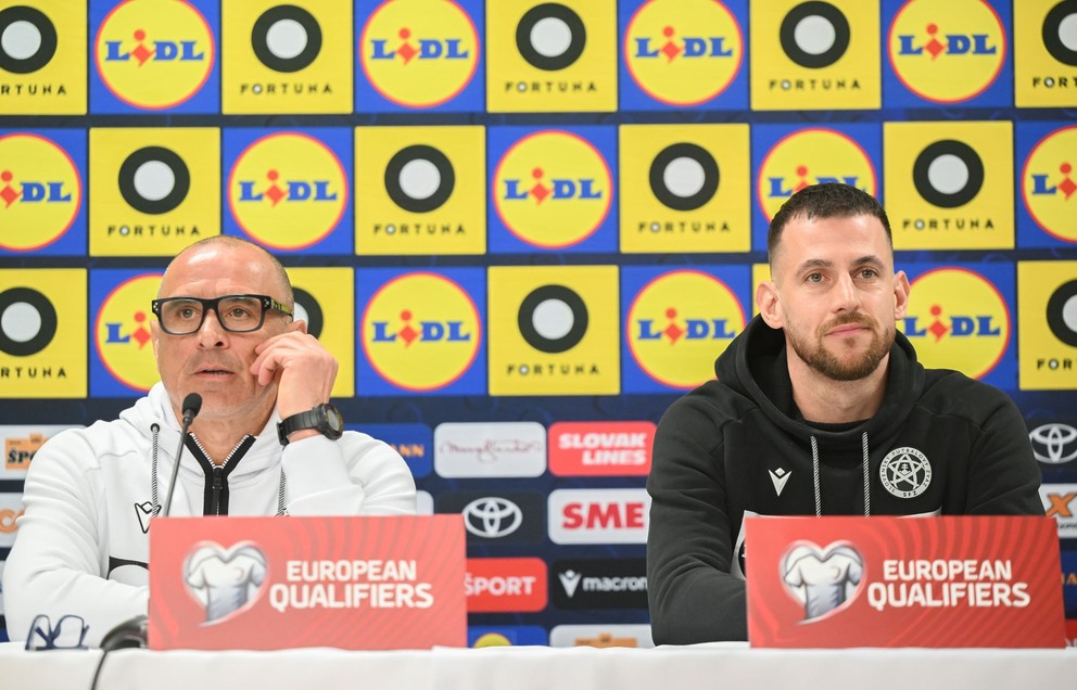 Na snímke zľava tréner futbalistov Slovenska Francesco Calzona a brankár Martin Dúbravka počas tlačovej konferencie.