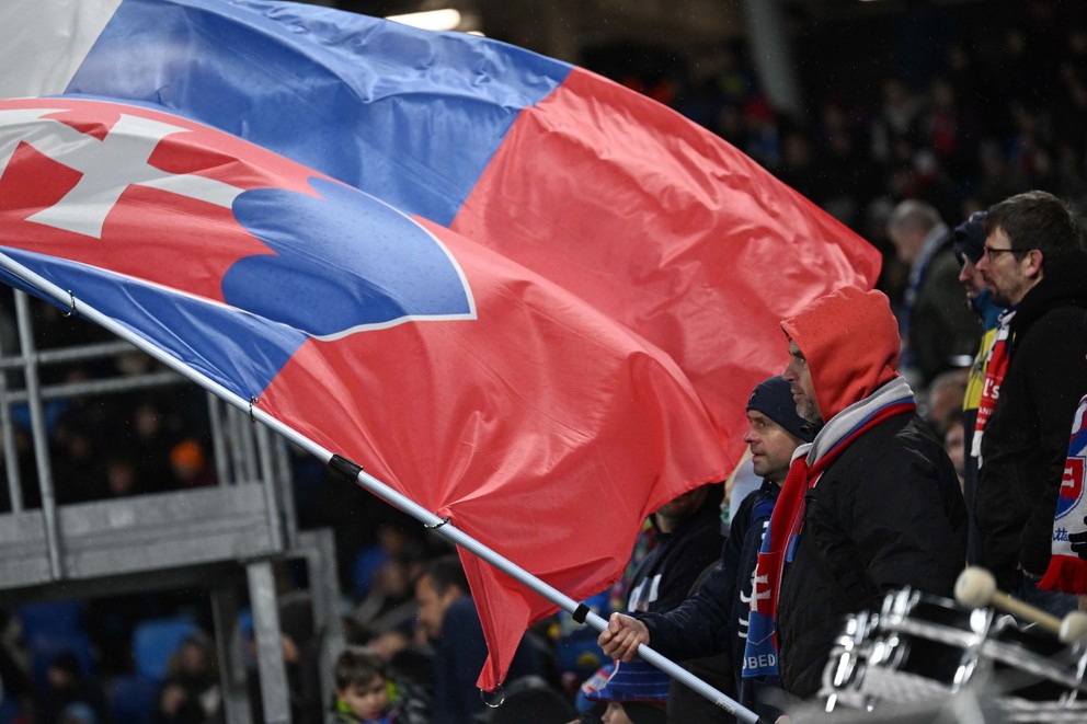Slovenskí fanúšikovia počas semifinále európskej baráže MS 2026 Slovensko - Kosovo