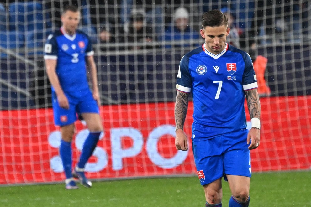 Na snímke slovenskí futbalisti Tomáš Suslov (vpravo) a Denis Vavro počas semifinále európskej baráže MS 2026 Slovensko - Kosovo v Bratislave.
