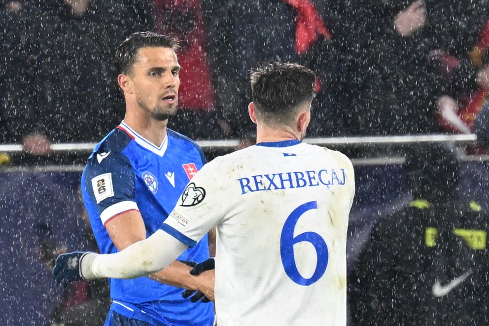 Na snímke zľava slovenský futbalista Martin Valjent a Elvis Rexhbecaj z Kosova.