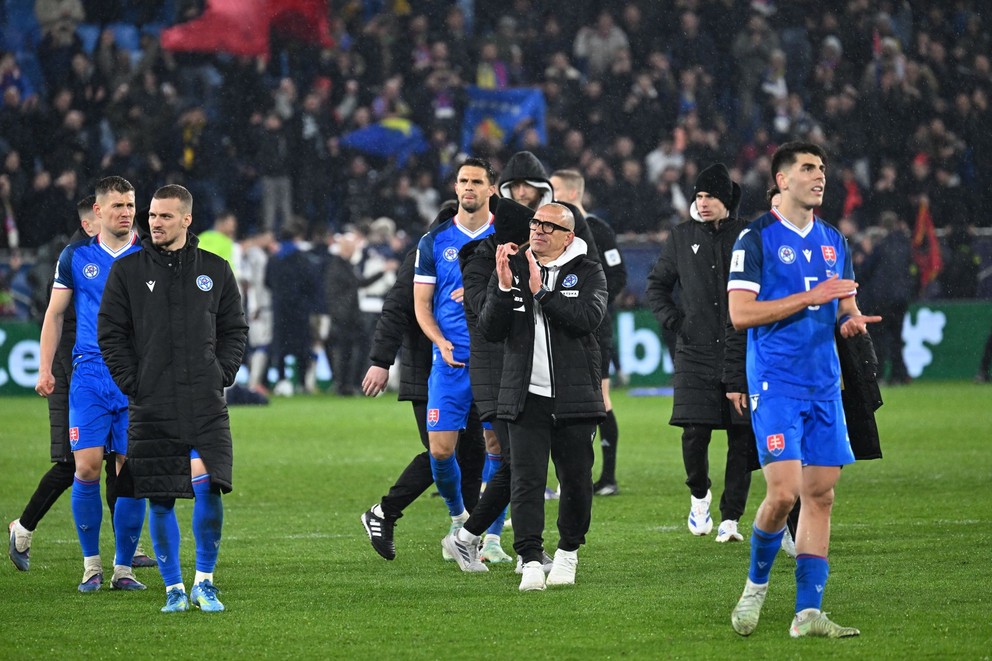 Na snímke tréner slovenskej futbalovej reprezentácie Francesco Calzona (uprostred).