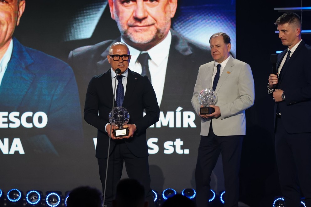 Na snímke zľava tréner slovenskej futbalovej reprezentácie Francesco Calzona a tréner Slovana Bratislava Vladimír Weiss st. si preberajú cenu pre najlepšieho trénera počas slávnostného udeľovania cien Futbalista roka 2025.