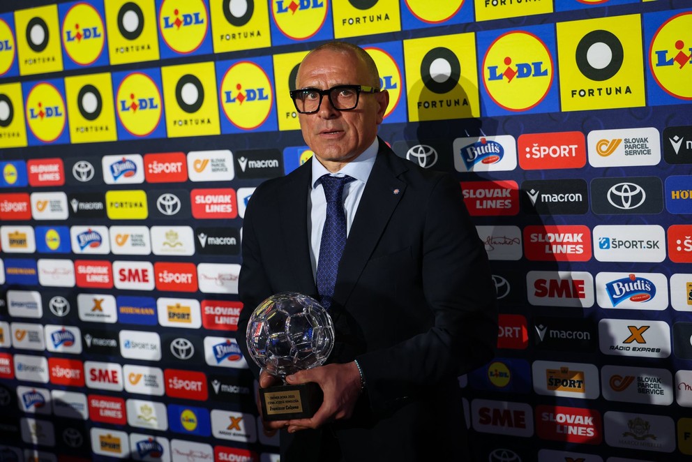 Tréner slovenskej futbalovej reprezentácie Francesco Calzona pózuje s cenou pre najlepšieho trénera počas slávnostného udeľovania cien Futbalista roka 2025